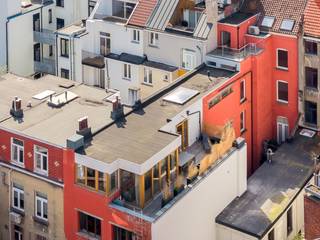 Dit prachtig afgewerkt en riant (214m²) penthouse werd in 2023 volledig gerenoveerd met hoogwaardige materialen. <br />Het is gelegen op de 3e en 4e verdieping van een klein, karaktervol gebouw met lift.<br /><br />Ligging<br />Toplocatie in het hart van het bruisende Zuid, tussen de Marnixplaats en het begin van de Nationalestraat. De perfecte uitvalsbasis voor elke levensgenieter, met alle hotspots op wandelafstand te bereiken.<br /><br />Indeling<br />We bereiken met de lift de 3e verdieping, daar is een hal met veiligheidsdeur en plaats voor een vestiaire. De inkomhal van het appartement is ruim en straalt meteen klasse uit, een knappe stalen deur sluit de leefruimte af van de hal. Aan deze achterzijde vinden we een gastentoilet met lavabo, en een praktische wasberging met ingemaakte kasten. Daarnaast vinden we de knappe leefkeuken met groot eiland, deze ruimte is een oase van licht door de grote koepel. Deze moderne keuken is voorzien van Miele toestellen (vaatwasser, combi stoomoven, inductiekookplaat met ingebouwde dampkap, koelkast, diepvries), een leuk koffiehoekje en veel opbergruimte. De leefruimte met zijn vele raampartijen is een zalige en rustige plek om te vertoeven, de prachtige eiken parketvloer maakt de ruimte zeer gezellig.<br />Aansluitend vinden we hier een aangename en ruime buitenruimte. Aan de voorzijde van het appartement vinden we twee ruime slaapkamers, en een luxueuze badkamer met glazen wanden voorzien van een vrijstaand bad, inloopdouche, lavabomeubel en ingemaakte kast.<br /> <br />De trap in de inkomhal brengt ons naar de 4e verdieping: een gezellige studio ruimte van 65m² voorzien van een zit- en slaapruimte, vele ingemaakte kasten en een badkamer voorzien van een grote inloopdouche, lavabomeubel en toilet. Hier vinden we ook een 2e leuke buitenruimte. <br /><br />Bijzonderheden<br />- 100 % instapklaar, alles in nieuwstaat en voorzien van vele maatkasten<br />- Prachtige eiken parketvloer doorheen het hele appartement<br />- Airco<br />- Kelderberging<br />- Mogelijkheid om in de nabijheid (Kronenburgstraat- een ondergrondse autostaanplaats bij aan te kopen aan 45.000 euro.<br /><br />Verplichte vermeldingen:<br />EPC score 172 kWh/m², B label, energie-zuinig<br />Asbestvrij<br />Blanco elektrische keuring<br />P score C, G score C<br />Stedenbouw in aanvraag