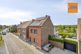 Gerenoveerde woning met 4 slaapkamers en grote tuin met zwembad. VANAFPRIJS VAN 585.000€SCOOP SALE DONDERDAG 29/1 VAN 16.00 TOT 18.00 EN ZATERDAG...