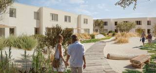<p><strong>Ontdek het vakantiepark - De Strandloper: Uw Droomwoning of Topinvestering aan de Belgische Kust.</strong></p>
<p>Gelegen in het pittoreske <strong>Bredene aan Zee</strong>, biedt het exclusieve nieuwbouwproject <span>De Strandloper</span> een unieke kans voor wie droomt van een waardevolle investering of een tweede verblijf aan de Belgische kust. Dit moderne project bestaat uit <em><span><strong>30 hoogwaardige vakantiewoningen</strong></span></em> in <span><strong>volle eigendom</strong></span>.</p>
<p><strong>De Strandloper</strong> ligt op 500m van het <strong>strand</strong> en is omgeven door uitgestrekte <strong>duinen</strong>, <strong>rustige stranden</strong> en een groene omgeving. De architectuur van het project sluit naadloos aan bij de kustsfeer, met een verfijnde en moderne uitstraling.</p>
<p>Elke vakantiewoning is ontworpen met een focus op <strong>ruimte</strong>, <strong>licht</strong> en <strong>luxe</strong>. Geniet van de open <strong>leefruimtes</strong>, grote <strong>raampartijen</strong> en privé <strong>terrassen</strong>. De woningen zijn uitgerust met <strong>duurzame materialen</strong> en <strong>energiezuinige technieken</strong>, zodat u zorgeloos kunt genieten van het <strong>comfort</strong> en de <strong>rust</strong>.</p>
<p>Of u nu op zoek bent naar <strong>ontspanning</strong> of een <strong>topinvestering</strong> aan de Belgische kust, <strong>De Strandloper</strong> biedt een perfecte oplossing. <br />De woningen variëren in <strong>indeling</strong> en sluiten aan bij diverse wensen. Het project beschikt over voldoende <strong>parkeermogelijkheden</strong> en ligt in de nabijheid van <strong>winkels</strong>, <strong>restaurants</strong> en tal van <strong>recreatiemogelijkheden</strong>.</p>
<p><strong>De Strandloper</strong> is meer dan een vakantieverblijf – het is een <strong>perfecte uitvalsbasis</strong> voor wie houdt van zowel <strong>rust</strong> als <strong>avontuur</strong>. Met het strand op een steenworp afstand en een regio die uitnodigt tot verkenning, biedt het project alles wat u zoekt.</p>
<p><strong>Neem vandaag nog contact op</strong> voor meer informatie of plan een bezoek aan onze bemeubelde modelwoningen op <strong>Blekkaertstraat 50, Bredene aan Zee</strong>.</p>
<p><strong>Verkoopkantoor ter plaatse op afspraak: info@yess-vastgoed.be / 050 33 59 03</strong></p>