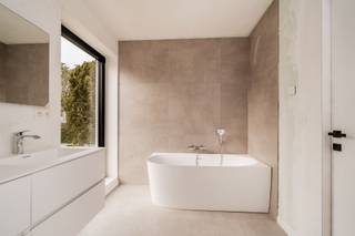 Luxe nieuwbouwvilla, innovatief design en comfort, geen BTW enkel registratieOntdek deze prachtige nieuwbouwvilla, gebouwd volgens de nieuwste...