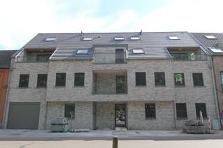 Graag stellen wij u dit moderne duplexappartement met twee slaapkamers voor!Het appartement is gelegen op de tweede en derde verdieping van een...