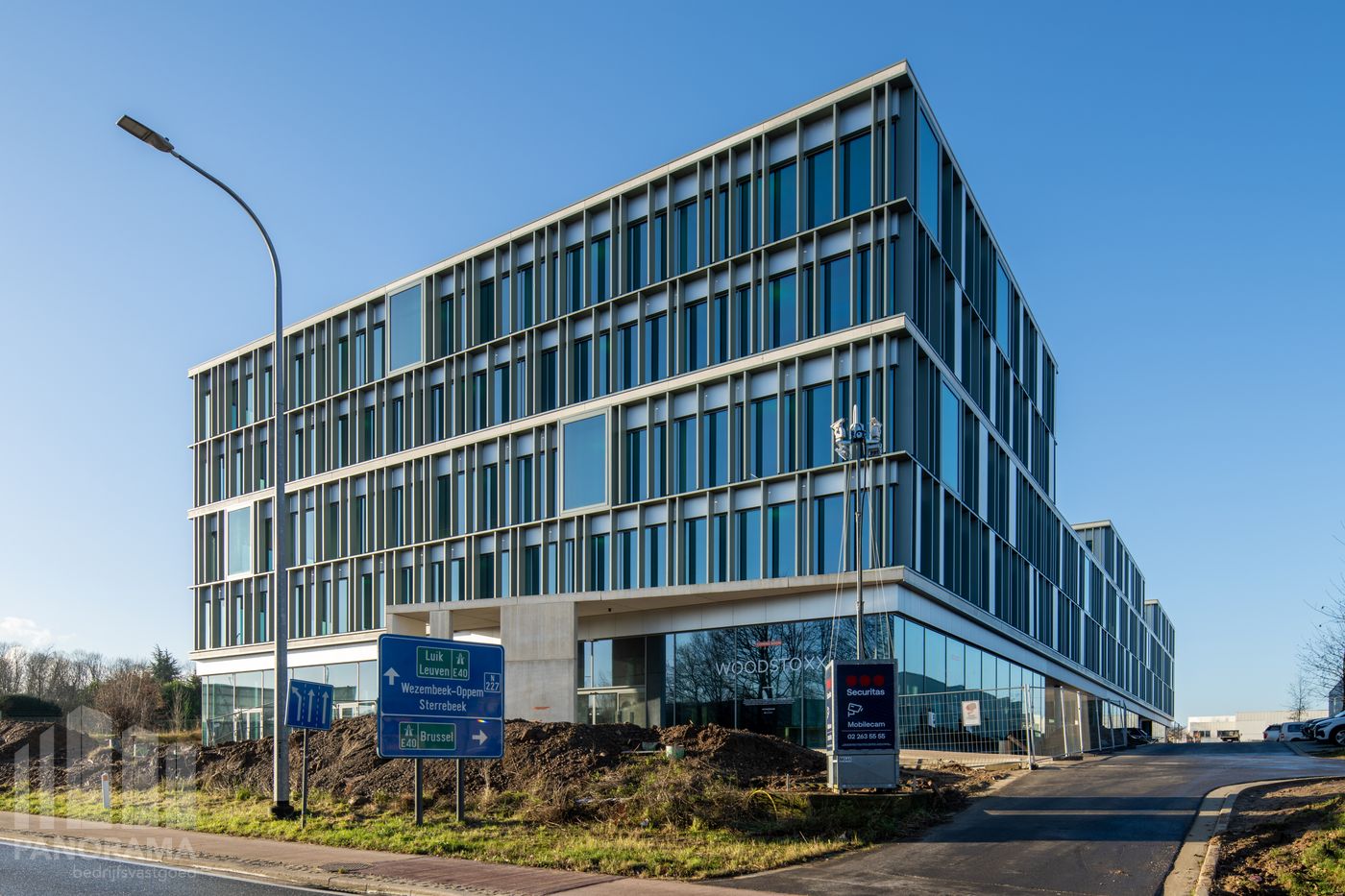 437 m² newly built offices at 250 m (!!) from E40 - photo 1
