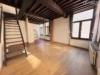 <p><span>Quares - TREVI Groep presenteert :<br />Charmante duplex nabij de Vrijdagmarkt!</span></p>
<p><span>Dit duplex appartement is gelegen op de 1ste en 2de verdieping van een gerenoveerd historisch pand en is enkel bereikbaar via de trap. De gezellige woonruimte (32 m²) op parketvloer staat in rechtstreekse verbinding met de open keuken, dewelke voorzien is van een vaatwasser, oven, gasvuur met dampkap en koelkast met vriesvak. Op de 2de verdieping bevindt zich de zeer ruime slaapkamer (24 m²) en badkamer met douche, wastafel, toilet en aansluiting voor een wasmachine.</span></p>
<p><span>Dit appartement is gelegen op een schitterende locatie aan de Vrijdagmarkt, in het kloppend hart van de Modebuurt, tussen het Zuid en de binnenstad. Op wandelafstand van de Groenplaats, Meir, Grote Markt en in de directe nabijheid van gezellige restaurants, cafés en grote winkelstraten.</span></p>
<p><span>Geen gemeenschappelijke kosten - Beschikbaar vanaf 1/4/2026 - Huurovereenkomst 1 jaar (verlengbaar)</span></p>