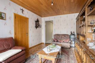 Deze te moderniseren woning heeft tal van troeven: zo is er met 294 m2 bewoonbare oppervlakte zeer veel ruimte, is er een zijingang én een achteringang met toegang tot de garage. Ook werd het dak al volledig vernieuwd en geïsoleerd. <br /><br />Op het gelijkvloers bevinden zich twee afzonderlijke woon- en leefruimtes, wat een flexibele indeling mogelijk maakt. Daarnaast er de keuken met toegang tot de veranda. Op de eerste verdieping zijn er 3 ruime slaapkamers en een badkamer. Via de vaste trap is de geïsoleerde zolder eenvoudig te bereiken. Hier is nog eens ruimte voor zeker 2 extra slaapkamers waardoor het totaal op vijf grote slaapkamers kan worden gebracht. <br /><br />Achteraan beschikt de woning over een aangename tuin met achterdoorgang en rechtstreekse toegang tot de garage. De woning biedt sterke volumes en diverse indelingsmogelijkheden voor wie bereid is tot modernisering.<br /><br />Renovatieplicht: binnen de 5 jaar moet het EPC naar label D of beter gebracht worden.<br /><br />Pandenjagers is een innovatief vastgoedkantoor en kiest bewust voor een unieke en transparante aanpak. Bij ons bestaat de totale aankoopprijs altijd uit twee duidelijke onderdelen: de vraagprijs die bovenaan in de advertentie vermeld staat, plus onze vaste commissie van 10.000 euro incl. BTW. Dankzij deze open prijsstructuur krijgt u als koper vanaf het eerste moment een eerlijke inkijk hoe de totale prijs van het pand tot stand is gekomen.<br /><br />Interesse? Contacteer ons via 015 677 000 of info@pandenjagers.be.