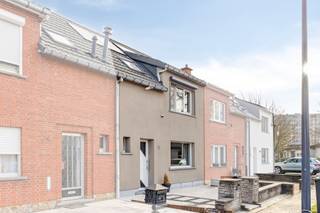 <p>Wonen op een plek waar kinderen nog zorgeloos buiten spelen en buren elkaar kennen. Aan het Adrien Dezaegerplein in Willebroek vind je deze volledig gerenoveerde en energiezuinig geïsoleerde woning, klaar om zonder zorgen jouw nieuwe thuis te worden.</p><p></p><p>Je komt binnen in een verzorgde inkomhal met gastentoilet, die je meteen leidt naar de lichte leefruimte. Hier zorgt de airco voor extra comfort op warme dagen en vloeit het geheel naadloos over in de open keuken, een gezellige plek waar koken en samenzijn vanzelf samenkomen. De kelder biedt praktische extra bergruimte voor alles wat je graag uit het zicht houdt.</p><p></p><p>Op de eerste verdieping wachten drie slaapkamers die zich perfect lenen als rustige slaap- of werkplekken. De badkamer is verzorgd en functioneel ingericht, zodat je elke dag comfortabel begint en afsluit.</p><p>Achteraan ontdek je een mooi aangelegde tuin waar je in alle rust kan genieten van frisse lucht en groene momenten. De ruime garage achteraan vormt een echte troef en biedt plaats voor wagen, fietsen en hobby’s. Dankzij de recente renovaties, het nieuwe dak, de gevelisolatie voor- en achteraan en de zonnepanelen uit 2024 woon je hier bovendien energiezuinig, met een EPC dat nog van vóór deze installatie dateert.</p><p>1</p><p>Een warme, instapklare woning op een bijzonder kindvriendelijke locatie waar je je meteen thuis voelt. Kom de sfeer zelf ontdekken tijdens een bezoek.<br /><br />Aarzel niet en kom deze instapklare woning bezichtigen, plan je bezoek in via onze website!</p>