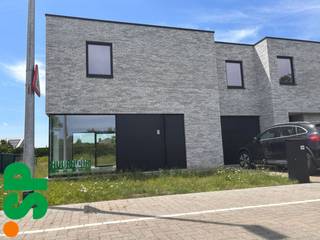 De woning heeft de volgende indeling: Men komt binnen in de inkomhal met het apart toilet (tegels). Van hieruit kan men naar de ruime en lichtrijke woonkamer (tegels; 22m²) met de open ingerichte keuken (tegels, kasten, oven, koelkast, diepvriezer, dampkap, inductie kookvuur, 1.5 spoelbak en vaatwasser). Aansluitend aan de keuken is nog een berging voorzien (tegels; wasmachine aansluiting, 8m²). Verder komen we in de garage (tegels; 18 m²). <br /><br />Op de eerste verdieping bevinden zich 3 slaapkamers (laminaat; 10m², 10m² en 12m²) aansluitend aan 1 van de slaapkamers is nog een dressing voorzien (laminaat; 5m²). Een ruime ingerichte badkamer (tegels, lavabomeubel, bad met douchemogelijkheid en aparte inloopdouche; 8m²) en een apart toilet (laminaat).<br /><br />Verder beschikt de woning over een terras met tuin. <br /><br />- EPC = 9 kWh/m²<br />- CV = aardgas op vloerverwarming<br />- Kleine huisdieren zijn bespreekbaar<br />- Zonnepanelen <br />- Volledig geschilderd <br /><br />Voor bijkomende inlichtingen of een bezoek ter plaatse kan u steeds vrijblijvend contact opnemen met Immo S|P via info@immosp.be.