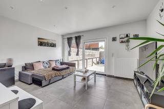 <p>Voor meer info of een bezoek, bel 054 69 39 39 - In een rustige straat vlakbij het centrum van Geraardsbergen vindt u dit i<strong>nstapklare, gelijkvloers appartement in een kleinschalig gebouw</strong> met slechts twee units. Het appartement werd <strong>in 2019 volledig gerenoveerd</strong> met begeleiding van architect en erkende aannemer, en voldoet aan alle huidige normen op vlak van energie, ventilatie en elektriciteit. Het gelijkvloers omvat een lichtrijke leefruimte met grote raampartijen, open keuken en een <strong>zonnig terras van +/-30 m²</strong>. Er bevinden zich <strong>twee volwaardige slaapkamers</strong>, een stijlvolle badkamer met Italiaanse inloopdouche en lavabomeubel, en een aparte bureelruimte. Een privatieve kelderruimte is eveneens inbegrepen. Dankzij de conforme installaties en het gunstige EPC is dit een zorgeloze aankoop, <strong>ideaal voor starters of als opbrengsteigendom</strong>. Extra troef: ook de tweede unit in het gebouw is te koop. Wie beide appartementen samen aankoopt, beschikt over een volledig gebouw zonder syndicus of lift – een unieke kans om te investeren in vastgoed zonder structurele zorgen. Op wandelafstand van winkels, station en centrum, met een uitstekende mobiliteitsscore.</p>