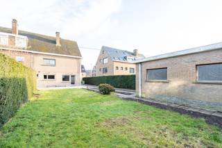 Op een absolute topligging in Gent, gesitueerd tussen het Miljoenenkwartier en UZ Gent, bevindt zich deze ruime halfopen bebouwing van de hand van architect Juliaan Lampens. De woning ligt op een perceel van 468 m² en combineert een uitstekende ligging met een groot renovatiepotentieel.<br /><br />De woning dateert van 1967 en biedt vandaag een stevige structurele basis met mooie volumes, maar dient gerenoveerd te worden om aan de hedendaagse wooncomfortnormen te voldoen. Op het gelijkvloers betreedt u de woning via de inkomhal, die toegang geeft tot de keuken met eethoek en de aangename leefruimte. Op de eerste verdieping bevinden zich drie volwaardige slaapkamers, een overloop en een badkamer. Daarboven is er een heel ruime zolder die bijkomende mogelijkheden biedt, bijvoorbeeld als extra kamers of hobbyruimte, afhankelijk van uw wensen en mits het plaatsen van een vaste trap. <br /><br />Verder beschikt de woning over een grote kelder (40 m²), een kruipkelder, en een vrijstaande gemetste garage, wat het geheel extra praktisch maakt. De zuidwest georiënteerde tuin vormt een belangrijke troef, waar u in alle rust en privacy kan genieten van de zon tot in de late namiddag en avond.<br /><br />Deze woning is een unieke opportuniteit voor wie op zoek is naar een karaktervolle architecturale woning op een centrumlocatie in Gent, met ruimte, licht en vooral veel potentieel om er een hedendaagse en kwalitatieve gezinswoning van te maken.