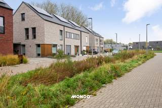 In een rustige, doodlopende straat in het centrum van Ruisbroek vind je deze prachtige recente en energiezuinige BEN-woning. <br /><br />De woning combineert modern comfort met een idyllisch uitzicht op het achterliggende natuurgebied. Ideaal voor wie houdt van rust, licht en groen.<br /><br />Op de benedenverdieping geniet je van een ruime, lichtrijke leefruimte met open keuken, een praktische wasplaats, toilet en een inpandige garage. Op de eerste verdieping bevinden zich drie ruime slaapkamers an respectievelijk 21,5 m², 16 m² en 14,1 m². Een stijlvolle badkamer met ligbad, inloopdouche en dubbele lavabo. <br />De vaste trap leidt naar de afgewerkte zolderverdieping met twee bijkomende kamers 16 m² en 30 m² samen met een technische ruimte en opslagruimte.<br /><br />De woning is uitgerust met vloerverwarming op het gelijkvloers, radiatoren boven, een condensatieketel, ventilatiesysteem D, 8 zonnepanelen en een regenwaterput.<br /><br />Kortom, een instapklare, energiezuinige woning met veel ruimte, een prachtig uitzicht en een bijzonder rustige ligging. Een perfecte thuis voor wie kwaliteit en duurzaamheid waardeert!<br /><br />Meer info of een bezoek ter plaatse? <br />Contacteer Marte Van Damme <br />marte@mondovastgoed.be<br />Tel: +32 498 40 40 50
