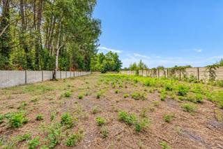 <p><strong>WAAUW - ruimte, zon en stilte op wandelafstand v/h centrum </strong><strong>🌿 <br /><br /></strong>Bent u op zoek naar een ruime bouwgrond voor uw droomwoning op een toplocatie? Deze uitzonderlijke bouwgrond in <strong>Heultje (Westerlo)</strong> combineert een <strong>centrale ligging</strong> met een heel groene en landelijke omgeving. <br /><br />Het perceel bevindt zich op slechts enkele honderden meters van de kerk en het dorpscentrum, maar ligt in een <strong>rustige zijstraat</strong>, weg van de verbindingsweg en het doorgaand verkeer. Hierdoor geniet u dagelijks van <strong>stilte, privacy en een groene woonomgeving</strong>, terwijl winkels, school, openbaar vervoer en andere voorzieningen zich op korte afstand bevinden. <br /><br /><strong>De belangrijkste bouwtechnische kenmerken: <br /></strong><strong></strong></p>
<ul>
<li>Ca. 17 meter straatbreedte</li>
<li>Bijna 55 meter perceeldiepte</li>
<li>Bouwoppervlakte gelijkvloers: 185 m²!!</li>
<li>Volwaardige verdieping (10,84 x 13) én zolder (10,84 x 9) mogelijk</li>
<li>Kelder of kruipkelder toegelaten</li>
<li>Vrije keuze van dakvorm (helling 35° - 45°) en dakkapellen</li>
<li>Kroonlijsthoogte tot 6,5m &amp; Nokhoogte tot 11m</li>
<li>Bijgebouw 20m² mogelijk in woongebied (in eerste 40m diepte, 10m achter achtergevelbouwlijn)</li>
<li>Extra diepe tuin, laatste 15m in woonuitbreidingsgebied</li>
</ul>
<p>Kortom: Leeftijdsbestendig wonen in een gelijkvloerse bungalow van 185m² of een villa van meer dan 400m² met 6 slaapkamers of meer bouwen. <br /><br /><strong>OPMERKELIJKE TROEF: Zon, Licht en Energie <br /><br /></strong>Dankzij de <strong>gunstige oriëntatie</strong> en de grote perceeldiepte geniet de tuin vanaf de vroege middag tot 's avonds van een uitstekende zoninval. Dit zorgt niet alleen voor een aangename buitenbeleving, maar biedt ook een groot potentieel voor <strong>zonnepanelen en passieve zonne-energie</strong>.</p>
<p>Dit perceel ontvangt bijna de hele dag zon, waardoor er maximaal kan geleefd worden op een terras, aan een zwembad of in een groene leefruimte buiten. Bovendien blijven drie zijden, het noorden, zuiden en westen, van het perceel vrij van directe bebouwing, wat zorgt voor extra openheid en een maximale lichtinval zonder nabije gebouwen die zon of uitzicht wegnemen. <br /><br /><strong>Gunstig geprijsd, zeldzame kans in Heultje. <br /><br /></strong><strong></strong>Bouwgronden met deze combinatie van <strong>centrumligging, rust, privacy, groen, perceelbreedte, diepe tuin, optimale bezonning en bouwpotentieel</strong> zijn in Heultje bijzonder schaars. De grond wordt bovendien <strong>zeer aantrekkelijk geprijsd</strong>, waardoor dit een buitenkans is voor wie aankoopklaar is. <br /><strong><br />Investering in de toekomst of start hier uw nieuw hoofdstuk? <br /><br /></strong><strong>Bel, whatsapp of mail vandaag nog voor meer info!<br />Bob Peeters - 0475975389 - bob@immokong.be </strong></p>