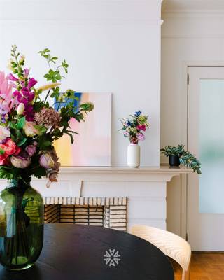 <p><span>SINT-AMANDSBERG - Karaktervol twee slaapkamerappartement in residentiële buurt</span></p><p><span> </span></p><p><span>In de gegeerde Salviastraat in Sint-Amandsberg bevindt zich dit stijlvolle appartement op de eerste verdieping van een kleinschalige residentie, bestaande uit 5 units. Het gebouw werd recent opgefrist, voorzien van nieuwe ramen, conforme elektriciteit en geniet verder van een karaktervolle parketvloer en schouwmantel.</span></p><p><span> </span></p><p><span>De troeven in een notendop: </span></p><ul><li><span>Grote raampartijen met veel natuurlijke lichtinval</span></li><li><span>Residentiële straat met vlotte bereikbaarheid</span></li><li><span>Lift aanwezig</span></li><li><span>Twee volwaardige slaapkamers, waarvan een met balkon en buitenberging</span></li><li><span>Keuken en sanitair met renovatiepotentieel</span></li><li><span>Mogelijkheid tot aankopen van een inpandige garagebox (niet verplicht)</span></li><li><span>Geen renovatieverplichting en asbestveilig</span></li></ul><p><span> </span></p><p><span>Indeling: Inkomhal met berging, lichtrijke leefruimte met authentieke elementen, aparte keuken voorzien van aansluitingen, twee ruime slaapkamers, apart toilet, badkamer met ligbad, wastafel en aansluiting voor wasmachine. </span></p><p><span> </span></p><p><span>Belangrijk: </span></p><p><span>Richtprijs appartement: 285.000 EUR</span></p><p><span>Richtprijs garagebox: 35.000 EUR</span></p><p><span>EPC: 268 kWh/m² jaar</span></p><p><span>Geen renovatieverplichting</span></p><p><span> </span></p><p><span>Benieuwd? Contacteer Axel Lenaerts makelaars voor meer info of een bezoek via <span>Laurens@axellenaerts.be</span></span><span> of 09 245 24 24</span></p>