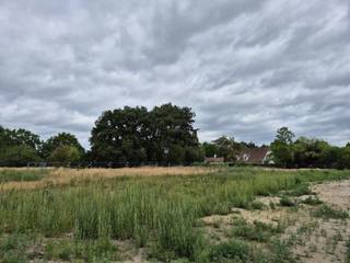 Mooi stuk bouwgrond voor halfopen bebouwing.Gunstige ligging!Uiterst interessant:GEEN BOUWVERPLICHTING VAN TOEPASSINGM.a.w. vrije keuze van architect...