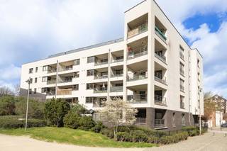 <p>Tussen Tour &amp; Taxis en de groene zones van de Noordwijk ontdekt u in Schaarbeek dit ruime appartement met 2 slaapkamers van ± 102 m², gelegen op de 4e en voorlaatste verdieping van een recent gebouw uit 2009.</p>
<p>Dankzij de overvloedige lichtinval geniet u van een aangename leefruimte met volledig uitgeruste open keuken, ideaal om gezelligheid en comfort te combineren in het dagelijkse leven. Het nachtgedeelte bestaat uit twee comfortabele slaapkamers, een badkamer, een apart toilet en een praktische wasruimte, een echte meerwaarde voor een optimale organisatie.</p>
<p>Dit appartement onderscheidt zich door zijn gegeerde voorzieningen: een binnenparking, een kelder, conforme elektriciteit, een ventilatiesysteem met dubbele stroom en een recente individuele verwarmingsketel geïnstalleerd in 2024. Troeven die zorgen voor een functioneel, goed onderhouden en instapklaar geheel. EPC: D.</p>
<p>Met zijn uitstekende ligging, mooie volumes en volledige indeling vormt dit appartement een ideale opportuniteit voor een koppel, een gezin of een investeerder op zoek naar kwaliteit in Brussel.</p>
<p>Een lichtrijk, volledig en aangenaam appartement dat u zonder uitstel moet ontdekken.</p>
<span>4e verdieping (achterzijde):</span><br />
<ul>
<li>Inkomhal</li>
<li>WC</li>
<li>Living ± 30 m² op parket</li>
<li>Volledig uitgeruste open keuken</li>
<li>Nachthal</li>
<li>Slaapkamer van ± 16 m² op parket</li>
<li>Slaapkamer van ± 13 m² op parket</li>
<li>Badkamer (ligbad, dubbele lavabo en aansluiting wasmachine)</li>
<li>Technische ruimte / wasplaats</li>
</ul>
<span>Kelderverdieping:</span><br />
<ul>
<li>Binnenparking nr. 89 INBEGREPEN</li>
<li>Kelder nr. 54</li>
</ul>