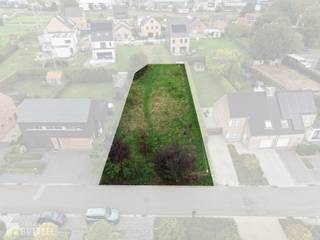 Op zoek naar een mooie bouwgrond voor de realisatie van uw droomwoning? Deze ruime bouwgrond van 926 m² is rustig gelegen in de Boonakker te Temse, in een aangename en kindvriendelijke buurt. Voor dit perceel werd reeds een omgevingsvergunning verleend voor de bouw van een ruime vrijstaande woning, met een gelijkvloerse oppervlakte van 10 m x 20 m en een eerste verdieping van 10 m x 12 m. Het centrum van Temse bevindt zich in de nabijheid en er is een vlotte verbinding naar de E17 en N16. Een mooie opportuniteit voor wie op zoek is naar een ruime bouwgrond op een aangename locatie en snel werk wil maken van zijn bouwplannen. Interesse? Aarzel niet en neem vandaag nog contact met ons op voor meer informatie.