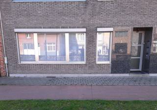 Volledig gerenoveerd gelijkvloers appartement met grote zuider tuin en aanpalende extra brede garage.