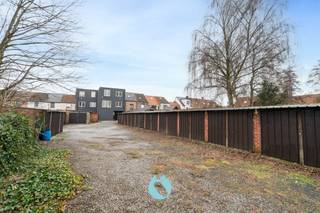 <p>Deze 4 garages maken deel uit van een kleinschalig gebouw gelegen in de Oogststraat 30-38 in Wondelgem.<br /><br />De oppervlaktes variëren van 12m² tot 15m².<br />Momenteel verhuurd, dus zeker ook geschikt als investering.<br /><br />Wilt u deze eigendom en zijn troeven zelf ontdekken, neem dan zeker contact op voor het plannen van een bezoek ter plaatse.<br /><strong><u>Interesse?</u></strong> Contacteer Steffi telefonisch op 0498/50.50.94 of per mail steffi@vastgoeddevos.be </p>
