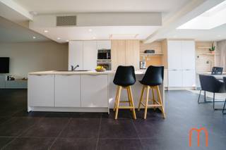 <strong>Modern wonen in het hart van Mariakerke, Oostende</strong><br /><br />Deze <strong>volledig gerenoveerde woning te huur in Mariakerke (Oostende)</strong> combineert modern comfort met een uitstekende ligging vlak bij zee en het stadscentrum. Gelegen in een rustige en gezellige buurt, is dit de ideale thuisbasis voor wie wil genieten van alles wat Oostende te bieden heeft.<br /><br /><strong>Indeling en leefruimte</strong><br />Bij het binnenkomen word je verwelkomd in een verzorgde inkomhal met gastentoilet. De woning beschikt over een <strong>ruime en lichtrijke woonkamer</strong> die een open en aangenaam gevoel creëert.<br />Dankzij de grote raampartijen geniet je hier van veel natuurlijk licht en een mooi zicht op de omgeving.<br />Aansluitend bevindt zich de <strong>moderne open keuken</strong>, volledig uitgerust en perfect voor wie graag kookt en gasten ontvangt in een gezellige setting.<br /><br /><strong>Zonnig terras en buitenruimte</strong><br />Vanuit de woonkamer heb je directe toegang tot een <strong>groot zonneterras</strong>, ideaal om te ontspannen, te genieten van het mooie weer of gezellig buiten te eten in alle rust.<br /><br /><strong>Slaapkamers en badkamer</strong><br />Op de eerste verdieping vind je <strong>2 ruime slaapkamers</strong>, perfect voor een koppel, klein gezin of als combinatie van wonen en thuiswerken.<br /><br />De <strong>badkamer</strong> is stijlvol ingericht en voorzien van een comfortabele inloopdouche en lavabo.<br /><br /><strong>Comfort en energie</strong><br />Deze instapklare woning biedt alle hedendaagse comfort:<br /><span>Centrale verwarming op aardgas</span><br /><span>Airconditioning in de woonkamer</span><br /><span>EPC: 234 </span><br /><br />Met een <strong>bewoonbare oppervlakte van 140 m² + terras</strong> geniet je van voldoende ruimte en woonkwaliteit.<br /><br /><strong>Topligging nabij strand en centrum van Oostende </strong><br />De woning bevindt zich op een <strong>uitstekende locatie in Mariakerke</strong>, op wandelafstand van het strand en op korte afstand van het centrum van Oostende. Winkels, openbaar vervoer en andere voorzieningen zijn vlot bereikbaar.<br /><br /><strong>Praktische informatie</strong><br /><strong>Onmiddellijk beschikbaar</strong><br /><span>Type: Gerenoveerde woning</span><br /><span>Aantal slaapkamers: 2</span><br /><span>Oppervlakte: 140 m² + terras</span><br /><br /><br /><strong>Op zoek naar een woning te huur in Mariakerke (Oostende)?</strong><br />Deze instapklare en energiezuinige woning met terras is een unieke kans. Contacteer ons vandaag nog voor meer informatie of een bezoek!<br />