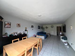 Gezellig appartement op het gelijkvloers met 2 slaapkamers. De indeling: inkomhal met gastentoilet, 2 slaapkamers aan de straatzijde, ruime...