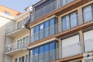 RICHTPRIJS -  OOSTENDE -  Goed gelegen ruim vernieuwd 2 slaapkamer appartement met terras en grote berging.<br /><br />Goed gelegen ruim 2 slaapkamer appartement op de 3de verdieping met zijdelings zeezicht, Op enkele meters van het strand!<br /><br />Indeling: inkomhal met ingemaakte vestiairekast, afzonderlijk toilet, ruime woonkamer tot terras, volledig ingerichte keuken, badkamer met lavabo en douche, 2 slaapkamers en een apart terras. - kelderberging.<br /><br />RICHTPRIJS 268.000 - ieder bod wordt voorgelegd aan de eigenaars, die al dan niet kunnen ingaan op het prijsvoorstel.<br /><br />Contacteer PERSPECTIEF VASTGOED – 7 op 7 bereikbaar – voor meer informatie of een bezoek.<br />Bel  050/550.750 of mail naar info@perspectiefvastgoed.be.