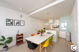 <p><span> </span></p><h1><span>Modern 1-slaapkamerappartement centraal gelegen in Mortsel</span></h1><p><span>Dit modern 1-slaapkamerappartement van 74m² is gelegen in een centrale en residentiële omgeving van Mortsel, met winkels, scholen en openbaar vervoer in de nabije omgeving. Dankzij de gunstige ligging zijn zowel het centrum van Mortsel als de omliggende gemeenten vlot bereikbaar.</span></p><p><span>Achteraan kijkt u uit op groen. waardoor de privacy en het wooncomfort behouden blijven.</span></p><p><span>De ligging biedt een aangename combinatie van rust, groen en bereikbaarheid, met verschillende dagelijkse voorzieningen binnen handbereik. Een ideale locatie voor wie comfortabel en centraal wil wonen.</span></p><h2><span> </span></h2><h2><span>Leefruimte &amp; keuken</span></h2><p><span>Bij binnenkomst komt u terecht in de lichte leefruimte met praktische open keuken. Het volledige appartement is voorzien van een onderhoudsvriendelijke vinylvloer en beschikt over verschillende ingebouwde kasten, wat zorgt voor veel praktische bergruimte.</span></p><p><span> De keuken is functioneel ingericht en uitgerust met moderne toestellen, waaronder een keramische kookplaat met dampkap en een koelkast van Zanussi, een combi-oven van Whirlpool en een nieuwe vaatwasser van AEG.</span></p><h2><span> </span></h2><h2><span>Slaapkamer, badkamer, toilet &amp; wasruimte</span></h2><p><span>Het appartement beschikt over een ruime en aangename slaapkamer met twee raampartijen, waardoor de ruimte geniet van veel natuurlijk licht.</span></p><p><span>De slaapkamer bestond oorspronkelijk uit twee afzonderlijke kamers die werden samengevoegd tot één ruime slaapkamer. Hierdoor bestaat er ook de mogelijkheid om de ruimte opnieuw op te delen en een tweede slaapkamer te creëren.</span></p><p><span>De badkamer die onmiddellijk naast de slaapkamer ligt, is praktisch ingericht en beschikt over een douche en een lavabomeubel met spiegel. Daarnaast is er een afzonderlijk toilet aanwezig.</span></p><p><span>Verder beschikt het appartement over een praktische berging voor wasmachine en droogkast en extra kastruimte</span></p><p><span> </span></p><p><span>Op het gelijkvloers is er nog een ruime private afgesloten fietsenberging ter beschikking.</span></p><p><span> </span></p><p><span>Dit appartement leent zich ideaal voor een starter of als investering.</span></p><p><span> </span></p><p><span>Extra troeven:</span></p><p><span>Mobiscore 9.2/10</span></p><p><span>Toplocatie! Alles op wandel-fietsafstand</span></p><p><span>Modern en neutraal ingericht</span></p><p><span> </span></p><p><span> </span></p><p><span>Met zijn ideale ligging, moderne afwerking en uitstekende voorzieningen biedt dit appartement alles wat u nodig heeft voor comfortabel wonen in Mortsel. </span></p><p><span>Heeft u interesse in dit appartement? </span><span>Neem gerust contact met ons op voor meer informatie of een bezoek.</span></p><p><span> </span></p><p><span> </span></p><p><span> </span></p>