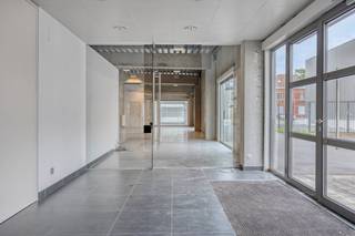 Polyvalent bedrijfsgebouw van ca. 500 m² te koop op topligging in Wevelgem. <br /><br />Gelegen in Wevelgem nabij oprit R8. <br /><br />Omvat:<br />- kantoor van ca. 425 m²<br />- inkomhal<br />- showroom <br />- landschapskantoor<br />- directiekantoor <br />- kitchenette<br />- sanitair blok<br />- berging<br />- ruime parking <br />- garage van ca. 25 m²<br />- studio van 65 m² <br /><br />Specificaties kantoor:<br />- tegelvloer<br />- polybeton<br />- verlichting<br />- verwarming op gas<br />- binnenkoer<br /><br />Dit pand kan onderhevig zijn aan de renovatieverplichting die door de Vlaamse overheid wordt opgelegd voor niet-residentiële gebouwen. Consulteer voor meer informatie de website van het Vlaams Energie- en Klimaatagentschap via https://www.energiesparen.be/nr/renovatieverplichting.<br /><br />Aarzel zeker niet om contact op te nemen via 056 21 11 11 indien dit bedrijfsvastgoed bestaande uit een kantoorgebouw te koop in Wevelgem u kan interesseren.<br /><br />Bestuursmaatregelen in het maatregelenregister: in aanvraag