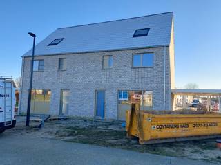 Lot 93 is een halfopen bebouwing op een grondoppervlakte van 252 m² en met een totale bewoonbare oppervlakte van 181 m². Moderne bouwstijl : 2 bouwlagen met zadeldak. <strong>GELIJKVLOERS:</strong> inkom, wc, ruime living, open keuken met eiland, berging. Mooie tuin. Carport inbegrepen. <strong>EERSTE VERDIEPING</strong>: 1 grote slaapkamer voor de ouders met mogelijkheid tot dressing, 2 kinderkamers, ingerichte badkamer met inloopdouche, ligbad, badkamermeubel met dubbele lavabo, aparte wc. Ruime zolder met vast trap. Mogelijkheid tot 2 extra kamers, berging, extra badkamer of hobbyruimte. Deze woning wordt volledig afgewerkt aangeboden met ingerichte keuken en badkamer, bevloering en vloerverwarming. Energieneutrale woning (E -11) dankzij doorgedreven isolatiepakket, ventilatiesysteem D, ruim pakket zonnepanelen en warmtepomp. Dit betekent niet enkel grote besparingen op je energiefactuur, maar ook 5 jaar geen onroerende voorheffing én betere voorwaarden voor je lening. Deze woning wordt gebouwd in een nieuw woonproject in het centrum van Sijsele, meer bepaald naast het woonzorgcentrum De Stek. Rustig gelegen en veel groene ruimte aanwezig. Goeie mobiliteit met winkels, scholen en ontspanningsmogelijkheden vlakbij. Download de brochure op https://durabrik.immo/sijsele-nieuwe-weg. Voor meer informatie bel ons gratis nummer 0800 62 732 of mail info@durabrik.be