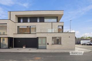 Op zoek naar een instapklare woning met hedendaags comfort en een praktische indeling? Deze bel-etage in de Veurnestraat combineert een moderne uitstraling met aangename leefruimtes en een uitstekende woonkwaliteit.<br /><br />De woning beschikt over 133 m² bewoonbare oppervlakte, verdeeld over drie niveaus. Op het gelijkvloers bevinden zich de private inkom, de garage en de private lift. De eerste verdieping omvat een hal, badkamer en twee slaapkamers. Op de tweede verdieping vinden we een tweede badkamer, wasruimte, slaapkamer, apart toilet en een ruime leefruimte met open keuken. Vanuit de leefruimte stap je rechtstreeks het ruime terras op, een aangename plek om te ontspannen.<br /><br />Dankzij de private lift, garage en recente bouwjaar 2023 geniet je hier van hedendaags wooncomfort. De ligging in de Veurnestraat maakt deze woonst bovendien interessant voor wie comfortabel en centraal wil wonen.<br /><br />Wil je deze woning te koop in de Veurnestraat zelf ontdekken? Vraag je bezoek aan via Aline van Immo Francois. Aline helpt je graag verder vanuit Poperinge en is actief in Poperinge, Vleteren, Heuvelland en Mesen.<br /><br />Denk je eraan om je woning te verkopen? Neem vrijblijvend contact op met Aline van Immo Francois in Poperinge voor een gratis schatting via aline@immofrancois.be.<br /><br />