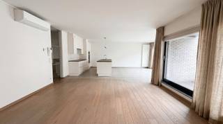 Dit lichtrijke tweeslaapkamerappartement is gelegen op de tweede verdieping van een kleinschalige residentie met slechts twee wooneenheden, pal in het centrum van Roeselare. Dankzij deze uitstekende ligging bevinden winkels, horeca en openbaar vervoer zich op wandelafstand, terwijl u toch geniet van rust, privacy en optimaal wooncomfort. Het gebouw is bovendien uitgerust met een lift, wat bijdraagt aan extra comfort en toegankelijkheid.<br /><br />Via de inkomhal betreedt u de ruime leefruimte, die baadt in het natuurlijke licht en voorzien is van airconditioning en zonnescreens aan de voorzijde, wat zorgt voor een aangenaam binnenklimaat in elk seizoen. Aansluitend bevindt zich de modern ingerichte keuken met hoogwaardige ATAG-toestellen, waaronder een kookplaat, spoelbak, microgolfoven, oven, koelkast en vaatwasmachine. Het volledige appartement werd steeds zeer goed onderhouden en verkeert in uitstekende staat.<br />Verder beschikt het appartement over twee volwaardige slaapkamers en een stijlvolle badkamer met dubbele wastafel, ligbad en aparte douche. Daarnaast is er een praktische berging met aansluiting voor wasmachine. De verwarming gebeurt via centrale verwarming op gas. Daarnaast is een waterverzachter aanwezig. <br /><br />Tot slot beschikt het appartement over twee terrassen, zowel aan de voor- als achterzijde, waardoor u op elk moment van de dag van de zon kan genieten.<br />Een instapklaar, comfortabel appartement op een absolute topligging — zeker een bezoek waard!<br /><br />Beschikbaar vanaf: 1 mei 2026<br />Gemeenschappelijke kosten: €100/maand<br /><br /><u><strong>Benieuwd naar dit appartement?</strong></u><br />Ga naar de website www.dicasa.be, klik op het pand dat je wenst te huren en vul via de knop "Bezoek aanvragen" een kort profiel in. Daarna nemen we contact met je op voor een bezoek. Telefonisch kunnen er geen afspraken gemaakt worden.<br /> 