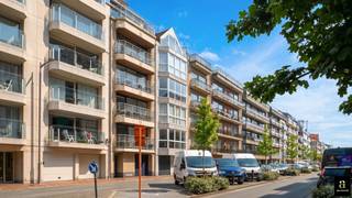 <p><span>Verzorgd en goed onderhouden appartement met een aangename indeling, gelegen op een uitstekende locatie aan de Koningslaan, vlakbij winkels, openbaar vervoer en alle voorzieningen.</span></p>
<p><span>Het appartement beschikt over een lichtrijke leefruimte met open keuken, twee volwaardige slaapkamers en een aparte badkamer, wat zorgt voor optimaal comfort en praktisch wonen.</span></p>
<p><span>Syndickosten: forfait van €100/maand.</span><br /><span>Mogelijkheid tot het huren van een garage aan €150/maand.</span></p>