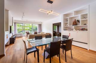 <p><strong>Lumineus en gerenoveerd appartement ca. 167m² met veel natuurlijke lichtinval en een zuidgericht terras op uitstekende locatie te Wilrijk - Park den Brandt. Zeer centraal gelegen nabij Winkels, openbaar vervoer, supermarkt, scholen, de Bist, Nachtegalenpark en het Middelheim. </strong><br /><br /><span><strong>INDELING:</strong></span> <br />U komt binnen in een ruime inkomhal ca. 9m² op beige keramische tegel, voorzien van een vestiairekast en een apart gastentoilet met handenwasser. Via een dubbele glazen deur komt u in de riante living ca. 45m² op parketvloer, met op maat gemaakte kasten. Vanuit de living heeft u via een schuifraam toegang tot het zonnige terras ca. 6,86 m² (4,9 x 1,4 m) met terra cotta kleur tegels.</p>
<p>De volledig nieuw ingerichte keuken ca. 17m² (6,51m x 2,48m) beschikt over kasten aan beide zijden en moderne toestellen, waaronder een ijskast met diepvries, inductiekookplaat, oven, vaatwasser, dubbele lavabo en werkblad aan beide zijden. Aangrenzend vindt u een klein terras voorzien van rolluiken.</p>
<p>Verder zijn er drie ruime slaapkamers. Slaapkamer 1 ca. 18m² heeft een aansluitende dressing met kasten aan beide zijden voor hang- en legruimte. Slaapkamer 2 ca. 17,36m² en slaapkamer 3 ca. 17m². De nachthal is uitgerust met een praktische 6-deurs kastenwand.</p>
<p>Er zijn twee volledig vernieuwde badkamers op beige keramische tegels. De hoofdbadkamer beschikt over een inloopdouche, wastafel en toilet, terwijl de tweede badkamer voorzien is van inloopdouche, wastafel, toilet en aansluitingen voor een wasmachine.</p>
<p>Het appartement is voorzien van een autostaanplaats in het gebouw en een kelder inbegrepen, wat extra comfort en praktische opbergruimte biedt.<br /><br /></p>
<br /><span>BIJZONDERHEDEN:</span><br />* Gelegen op een toplocatie in de prestigieuze wijk Park den Brandt nabij Nachtegalenpark, Middelheim, winkels, scholen en invalswegen en nabij de Bist. <br />* Volledig vernieuwde elektriciteit 2025 - Airco - living grote raampartij vernieuwd - dubbele beglazing<br />* Twee totaal nieuwe badkamers met inloopdouche<br />* Appartement werd volledig opgeschilderd in 2025<br />* AO: ca € 300 prov. verwarming en water - algemeen onderhoud gemene delen en elektriciteit. Containers voor huisvuil.