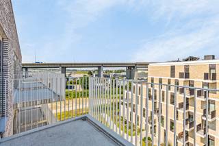 Avec 3 Chambres Spacieuses et Deux Salles de Bain Modernes. Cet appartement offre tout le confort nécessaire pour une vie détendue et agréable...