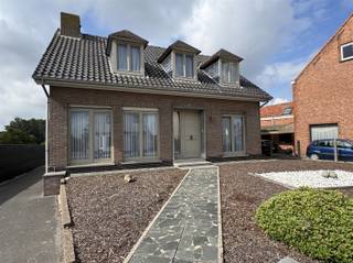 Ontdek deze veelzijdige open bebouwing op een royaal perceel in de landelijke omgeving van Heikant (Stekene). Deze eigendom biedt een...