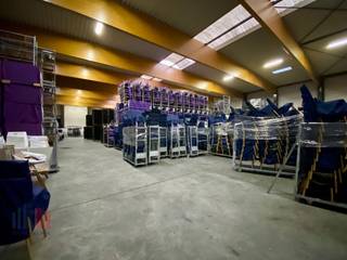 Magazijnruimte met een oppervlakte van +/- 1.961 m² en een privatieve, overdekte toegangsweg van 268 m² te huur. Uitstekend gelegen op amper 160 m...