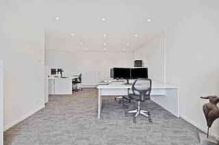 In bedrijvencentrum Intraxie te Roeselare-Rumbeke bevindt zich dit instapklaar kantoor van ca. 85m².De ideale coworking-locatie waarbij u een eigen afgesloten bureel heeft en mee kan genieten van de collectieve voorzieningen zoals ondermeer een gezellige binnentuin, bar, ingerichte keuken met alle voorzieningen, zongericht terras,.. Dit zijn enkele van de troeven die de ruimtes aangenaam en anders maken naar de standaard kantoren.Door deze gemeenschappelijke ruimtes slagen de ondernemingen er ook in elkaar te ontmoeten binnen het centrum en gezamenlijk aan projecten te werken, wat door vele bedrijven als een extra troef wordt aanzien!Op heden zijn onder andere volgende partijen hier gevestigd: renovatie-, schildersbedrijf, architectenkantoor, ingenieurskantoor, webbedrijf, ...* Voorzieningen kantoor:- verwarming op gas- airco- verlichting- veel natuurlijke lichtinval* Gemeenschappelijke meeting room met smartboard, keuken, sanitair, bar zijn bijkomende ruimtes die gebruikt kunnen worden. * Parking op de siteUitstekende ligging door vlotte bereikbaarheid, nabij op-en afrit Roeselare-Izegem.Kortom een opportuniteit indien u op zoek bent naar een locatie waar coworking mogelijk is en waar gebruik gemaakt kan worden van de verschillende faciliteiten zoals de meeting rooms, ingerichte keuken, binnentuin, terras, ...Bent u op zoek naar bedrijfsvastgoed bestaande uit een kantoor ter beschikking gesteld in Roeselare? Aarzel dan niet om ons te contacteren op het nummer 051 21 22 23.Dit betreft een terbeschikkingstelling van kantoren met diensten.