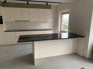 Dit lichtrijke appartement bevindt zich op de 2e verdieping van een kleinschalig gebouw en geniet van een rustige ligging, op wandelafstand van de markt, het sportcentrum en het openbaar vervoer.<br /> <br />Het appartement omvat :
<ul>
<li>Een inkomhal met apart toilet</li>
<li>Een lichtrijke leefruimte met open keuken, voorzien van alle toestellen</li>
<li>Een badkamer met inloopdouche en lavabo</li>
<li>2 slaapkamers</li>
</ul>
Rustige en centrale ligging<br /><br />Huurprijs : € 845 / maand<br /><br />Vrij vanaf 1 oktober 2026<br /><em>De overige foto’s volgen.</em><br /> <br />Interesse?<br />Stuur mail voor meer informatie of <strong>plan een bezoek tijdens de openkijkdag</strong> op :<br />- vrijdag 25/09 tussen 16u en 18u