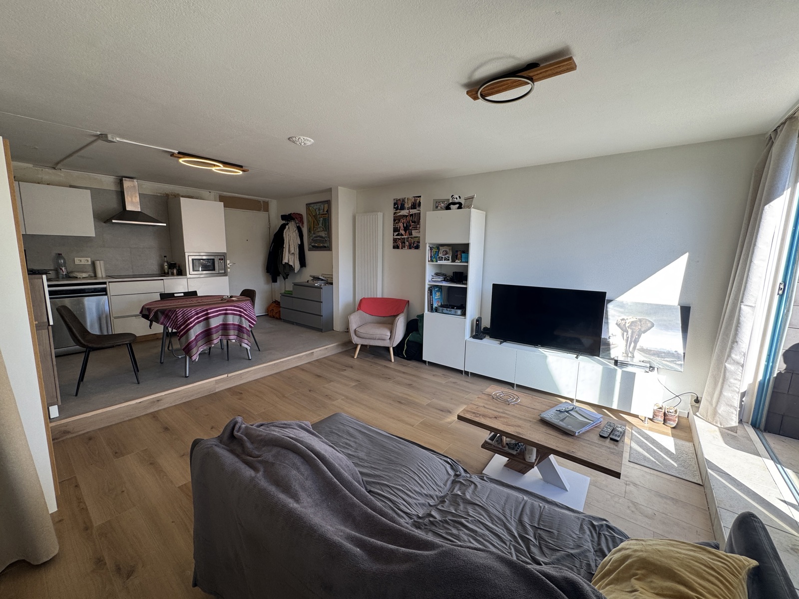 Lichtrijke studio met terras en parking in "Les Venelles" - foto 3