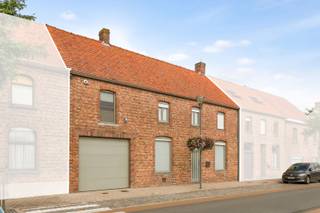 <span><span>In het dorpscentrum van <strong>Merkem</strong> situeert zich deze bijzonder ruime woning met<strong> 5 slaapkamers</strong>, uitgestrekte tuin en <strong>grote, inpandige garage (40 m²)</strong>. Het eigendom, met een bruikbare vloeroppervlakte van 282 m², bevindt zich aan de overkant van het 'Stationshuis' met bijhorend pleintje en parkeermogelijkheden. <br /><br />Deze omvangrijke bebouwing is gelegen op een perceel met een grondoppervlakte van 682 m² en biedt een <strong>zee aan ruimte en mogelijkheden</strong>. Men beschikt onder meer over maar liefst 5 slaapkamers. Daarnaast kan men tevens gebruik maken van een <strong>grote, nog in te richten zolderruimte (ca. 50 m²)</strong>. De ruime, inpandige garage biedt plaats aan 2 wagens of kan dienst doen als opslagruimte.<br /><br /><u>De indeling van de ruimtes is als volgt:</u></span></span>
<ul>
	<li><span><span>Droge kelder (15 m²);</span></span></li>
	<li><span><span>Gelijkvloers: inkom - ruime, lichtrijke woonkamer met zithoek en eetplaats - aanpalende, open keukenruimte - wasplaats en toilet - traphal met toegang tot eerste verdieping, kelder en achterdeur - voutekamer (slaapkamer 1) - grote, inpandige garage met sectionale poort.</span></span></li>
	<li><span><span>Eerste verdieping: trap- en nachthal - slaapkamer 2 - slaapkamer 3 - slaapkamer 4 - slaapkamer 5 - bergplaats - grote badkamer met douche, toilet en dubbel lavabomeubel - toegang tot zolder via luik in de nachthal.</span></span></li>
	<li><span><span>Tweede verdieping: zeer ruime, nog in te richten zolderruimte.</span></span></li>
	<li><span><span>Exterieur: uitgestrekte achtertuin met terras, tuinhuis en kippenren.</span></span></li>
</ul>
<span><span> De woning werd <strong>energielabel D</strong> toegekend en valt dus <u>niet</u> onder de renovatieverplichting. Zo is de zolderplaat geïsoleerd, beschikt men over ramen met<strong> dubbele beglazing en rolluiken</strong>, en wordt er verwarmd met <strong>centrale verwarming op aardgas</strong> (nieuwe hoogrendementsketel geplaatst in 2025). Ook belangrijk om te vermelden dat de <strong>elektrische installatie conform gekeurd is tot 2050</strong>.<br /><br /><u>Enkele troeven:</u></span></span>

<ul>
	<li><span><span><strong>Royale bruikbare vloeroppervlakte van 282 m²</strong>;</span></span></li>
	<li><span><span>5 slaapkamers;</span></span></li>
	<li><span><span>Grote, dubbele garage (3,47 meter breed op 11,70 meter diep);</span></span></li>
	<li><span><span>Energielabel D en conform gekeurde, elektrische installatie.</span></span></li>
</ul>
<span><span>Interesse in deze interessante en ruime woning? Meer info of een bezoek gewenst? Bel Diksimmo op het nummer 051 50 11 51 of mail naar diksmuide@diksimmo.be.</span></span>