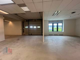 Kwalitatief kantoor van 244 m² met 241 m² opslag te huur op een fantastische locatie met visibiliteit vanaf de R0 te Groot-Bijgaarden. De...