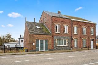 Deze halfopen woning is goed gelegen nabij het gezellige centrum van Hoegaarden. Zeer makkelijk bereikbaar via E40 (Luik-Brussel) met alle benodigdheden vlakbij (winkel, bank, school enz.). De woning omvat op het gelijkvloers: inkomhal die dienst doet als wasberging/fietsenberging, trappenhal, leefruimte, gesloten keuken, apart toilet. Op het eerste verdiep vindt u een te renoveren badkamer met toilet, 2 ruime slaapkamers en een zolderruimte die kan dienst doen als slaapkamer. Op het tweede verdiep is er nog een bergruimte, zeer ruime slaapkamer met een instapklare badkamer met een lavabo, bad en toilet. De woning is tevens onderkelderd. Via deze kelder kan u naar de tuin die grotendeels naast de woning gelegen is.