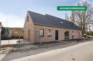 Halfopen nieuwbouwwoning te koop in de Stavelestraat 3 te Vleteren met 3 kamers, dubbele oprit en tuin. Deze kwalitatieve nieuwbouwwoning wordt volledig afgewerkt verkocht, inclusief de aanleg van de tuin en opritten. Aankoop kan totaal aan 6% btw! Dit huis wordt afgewerkt opgeleverd in september 2026.Kom vrijblijvend langs tijdens ons opendeurmoment op zaterdag 25/04 tussen 11u en 12u en laat je verrassen! Allen welkom!INDELINGGelijkvloers: Inkomhal met toilet - lichtrijke woonkamer voorzien van vloerverwarming en met volledig geïnstalleerde open keuken - berging met zijdeur - aangelegde tuin met ruim terras en dubbele parkeerplaats naast de woning.Eerste verdieping: Drie slaapkamers - badkamer - berging - apart toilet.TECHNISCH- EPC A- Conform EPB-regelgeving (Zonnepanelen)- 10.000L regenwater- Vloerverwarming - Ventilatiesysteem D- Elektriciteit conform- Aansluiting laadpaal voorzien- Wachtbuis warmtepomp voorzienUitermate geschikt voor wie op zoek is naar een instapklaar huis zonder werk! Dit huis te koop wordt volledig afgewerkt met de nieuwste technieken en materialen. De aankoop kan volledig (grond + constructie) aan 6% btw! Bestuursmaatregelen in het maatregelenregister: nee