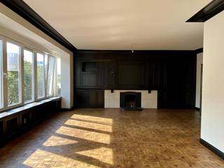 <p><span>In de prestigieuze Jan Van Rijswijcklaan vindt u dit charmante </span>appartement met<strong> 3 slaapkamers en terras. </strong>Het appartement bevindt zich op de 4de verdieping in de kleinschalige residentie 'Beau Soleil'. <span>Het appartement is zeer gunstig gelegen in de nabijheid van het centrum, openbaar vervoer, winkels, scholen, parken, een Velo-station en de grote invalswegen. </span><br /><br /><strong>Indeling:</strong><br />Vanuit de inkomhal met gastentoilet komt u via openslaande deuren binnen in de royale leefruimte op parket met sierhaard en ingemaakte kastenwand. De volledig geïnstalleerde keuken geeft direct toegang tot het overdekte terrasje. Verder vindt u hier de eerste slaapkamer, die tevens te gebruiken is als bureauruimte of home-office. Vervolgens komt u via de gang in de badkamer met douche, dubbele lavabo en toilet. De masterbedroom bevindt zich aan de achterkant van het gebouw, en de 3de slaapkamer is voorzien van een ingebouwde dressing.<br /><br /><strong>Bijzonderheden: </strong></p>

<ul>
	<li>Het appartement is op smaakvolle wijze volledig vernieuwd in 2021 incl. nieuwe ramen. </li>
	<li><span>Elektriciteit conform.</span></li>
	<li><span>Momenteel verhuurd.</span><br /> </li>
</ul>

<p> </p>

<p> </p>

<p> </p>