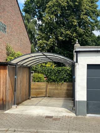 Charmante woning in Elversele met 4 slaapkamers<br /><br />Ontdek deze sfeervolle en gerenoveerde woning in het geliefde Elversele grenzend aan Waasmunster. Met 4 ruime slaapkamers, een open keuken, 2 badkamers, een gezellige koer met zonnige en groene zitruimte, een carport en een gesloten garage biedt deze woning comfort en functionaliteit voor gezinnen en handige werk/leven-situaties.<br />Dit charmante huis is heel praktisch ingedeeld en biedt vele mogelijkheden aan jonge maar ook oudere gezinnen.<br />De ligging is zeker een meerwaarde. Dichtbij grote verbindingswegen, lagere scholen zijn op wandel- of fietsafstand, leuke restaurantjes en tavernes op wandelafstand, winkelcentrum ook vlakbij. Daarenboven is Elversele een erg rustige plaats om te wonen.<br /><br />Indeling: <br />Woonoppervlakte: 144m²<br />Gelijkvloers: Inkomhal, 2 ruime kamers,<br />ruime vernieuwde badkamer met bad/douche, lavabo en toilet. Keuken met veel lichtinval en alle nodige apparaten.<br />Keuken en ruime woonkamer vloeien in elkaar. <br />Eerste verdieping: 2 grote kamers met elk een berging of dressingruimte.<br />Badkamer voorzien van 2 grote veluxramen met douche, lavabo en toilet. <br /><br />Verwarming: vernieuwde combiketel (2022), gasverwarming + airconditioning <br />(verwarming en koeling)<br />Energiezuinigheid: nieuw dak/isolatie, nieuwe ramen en deuren, 12 zonnepanelen, 3 airco’s <br /> <br />Energieprestaties: 225kw/m2<br /><br />Buitenruimte: zonnige koer/terras met leukle eethoek in het groen.<br />Inclusief ruime buitenberging.<br />Parkeren: carport voor 1 wagen + gesloten garage voor 1 wagen met nieuwe sectionale poort.<br />Grondoppervlak: 188 m2<br />Overstromingsgevoelig: geen overstromingsgevoelig gebied<br />Bouwjaar: laatst geregistreerde verbouwing 1979. 2024-2026: gerenoveerd<br />Niet Geïnd.K.I.: 525,00<br />Gelegen in: Centrum<br />Nabijheid van openbaar vervoer: ja<br />Beschikbaarheid: bij Akte (onmiddelijk beschikbaar)<br /><br />Contact: erik.symons@icloud.com Tel: 0477/177127<br />Bel of mail voor een vrijblijvende bezichtiging. Graag plannen wij een rondleiding en geven wij alle informatie.