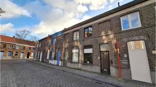 Deze comfortabele 2-slaapkamerwoning met GARAGE, TERRAS en BORDERTUINTJE heeft een prachtige en rustige ligging in het centrum van Brugge, vlakbij...