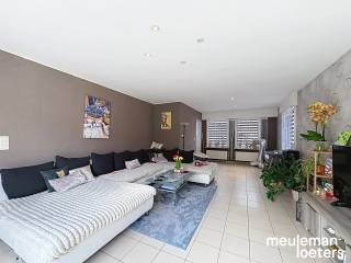 Deze lichtrijke woning geniet van een centrale ligging op wandelafstand van verschillende winkels, diensten en openbaar vervoer.<br /><br />De halfopen woning beschikt over volgende indeling:<br />Een inkomhal met gastentoilet, één slaapkamer of bureauruimte, berging, keuken met elektrische kookplaat, dampkap, warmeluchtoven, koelkast met vriesvak en dubbele spoelbak en een lichtrijke leefruimte met plaats voor zit- en eethoek.<br />Op de eerste verdieping bevinden zich een nachthal, een cv-berging, drie slaapkamers en een badkamer met lavabo, toilet, ligbad met douchemogelijkheid en aansluiting voor wasmachine.<br />Via een uitschuifbare trap is een zolder toegankelijk.<br /><br />Daarnaast beschikt de woning over een leuke tuin met terras, een parkeerplaats naast de woning en een in steen gebouwde garage. <br /><br />
