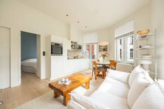 We vinden dit aangenaam 1 slaapkamer appartement (50m2) op de hoek van de Uitbreidingstraat en de Generaal Capiaumontstraat in Berchem, vlakbij Berchem Station, de statige Cogels Osylei en de bruisende Dageraadplaats. <br /><br />Beschikbaarheid: de huidige bewoner verhuist binnen +- 4 maanden dus vanaf dan beschikbaar.<br /><br />Het appartement is gelegen op de eerste verdieping van het in 2017 vernieuwde appartementsgebouw. Het is voorzien van een woonkamer met keuken, een apart toilet, een slaapkamer met aansluitend de badkamer met douche. Tenslotte is er beneden nog een private kelderberging. In het volledige appartement, behalve de badkamer, ligt er parket. De ramen in de woonkamer zorgen voor een zeer aangename lichtinval. <br /><br />De ingemaakte kast + bureau in de slaapkamer, de verlichting alsook alle lamellen horen bij het appartement. <br /><br />Troeven:<br /><br />- Top locatie in de wijk Zurenborg<br />- Volledig gerenoveerd in 2017<br />- Elektriciteit conform<br />- Volledig asbestveilig<br />- EPC B label<br />- Lage maandelijkse kosten (59 euro) waar de eigenars vorig jaar nog +- 100 euro van terugkreeg op het einde van het jaar<br />- Individuele meters<br /><br />Interesse in dit gezellige appartement? Neem gerust contact op met Jakob via jakob@reds.be of via 0483 488 249