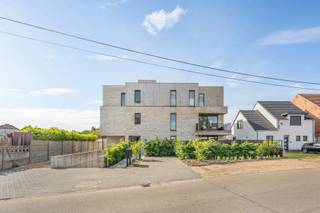 <p><strong>Zeer recent, hoogwaardig afgewerkt 2-slaapkamer appartement met verzorgde tuin. Het appartement beschikt o.a. over 2 autostaanplaatsen, een privé kelderberging én een gemeenschappelijke fietsenstalling. Achteraan is er een extra gemeenschappelijke tuinzone. EPC: Label-A<br /><br />Ligging: </strong>De Kapellestraat is een rustige zijstraat van de Diestse Baan. De dorpskern van Veerle-Laakdal bevind zich op wandelafstand. De sporthal, winkels, horeca... zijn allemaal op wandelafstand.<br /><br /><strong>Indeling: -1: </strong>Kelderberging, autostaanplaats <strong>glv:</strong> inkomhal, berging, badkamer, twee slaapkamers, open leefruimte met keuken <strong>tuin </strong>met terras<br /><br /><strong>Beschrijving: </strong>Dit kleinschalige gebouw werd in 2024 gerealiseerd. Het betreft een hoogwaardig afgewerkt geheel waarbij er bv. werd gewerkt met parketvloeren. De badkamer werd op haar beurt afgewerkt met mortex.<br />Het appartement situeert zich langs de achterzijde van het gebouw. Over de hele breedte van de achtergevel zijn er grote (schuif)ramen voorzien waardoor er veel lichtinval is in de leefruimte en open keuken. In de mooi onderhouden tuin met terras is het heerlijk vertoeven en op de zonnige dagen biedt de zonneluifel hier de nodige schaduw en verkoeling. <br /><br />Aan de achterkant van het perceel zijn er de bovengrondse autostaanplaatsen en een gemeenschappelijke fietsenberging voorzien. Deze zijn vlot bereikbaar dankzij een handig tuinpoortje.<br />Ondergronds is er de handige privé kelderberging en een autostaanplaats. De 2 staanplaatsen en kelderberging zijn inbegrepen in de verkoopprijs.<br /><br />Kortom een gloednieuw, top-onderhouden en hoogwaardig afgewerkt appartement. Dankzij de mooie tuin heb je hier het beste van beide werelden. <strong>Voor meer info of een bezoek ter plaatse neem contact op via 014/95 37 50.<br /><br />Bijzondere informatieplicht:</strong> omgevingsvergunning stedenbouwkundige handelingen uitgereikt, woongebied, geen rechterlijke herstelmaatregel of bestuurlijke maatregel opgelegd, geen voorkooprecht ruimtelijke ordening, omgevingsvergunning voor verkavelen van gronden uitgereikt.</p>