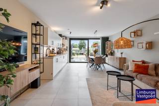 Hoogwaardig afgewerkt, lichtrijk appartement met 2 slaapkamers, tuin/terras, nabij het bruisende centrum van Heusden-Zolder. Bewoonbare oppervlakte: ong. 95 m² + ong. 50 m² terras met tuin. Ondergrondse autostaanplaats en kelderberging zijn INBEGREPEN in de verkoopprijs. Gem. kosten: € 105/maand. Gemeenschappelijke fietsenstalling.<br /><br />Het appartement is centraal gelegen nabij het centrum van Heusden-Zolder, nabij verschillende winkels, grootwarenhuizen, scholen, wandel- en speelparken, E-313/314... Het appartement is hoogwaardig afgewerkt met een open keuken en leefruimte en een aangelegde, zuid-west georiënteerde tuin met terras. Zowel de leefruimte als de slaapkamers zijn voorzien van een marmervloer. Schuiframen zijn voorzien van vliegenramen.<br /><br />INDELING: Inkomhal met apart gastentoilet; op maat gemaakte schoenenkast; open leefruimte met zithoek, eettafel en keuken volledig uitgerust met Whirlpool toestellen; slaapkamer 1 met op maat gemaakte kasten; slaapkamer 2; badkamer met dubbele lavabo en bad; extra bergruimte.<br /><br />TECHNISCHE KENMERKEN:<br />Elektrische installatie is CONFORM het AREI. <br />E-Label A. <br />Dubbele beglazing, ALU. <br />CV op aardgas. <br /><br />Voor meer info bel Jeff op 0472/04.26.49 of 011/22.19.17 - jeff@limburgsvastgoed.be<br /><br />Bekijkt u deze advertentie via een aanverwante vastgoedsite, surf dan zeker naar onze website www.limburgsvastgoed.be voor een uitgebreide beschrijving en foto's.