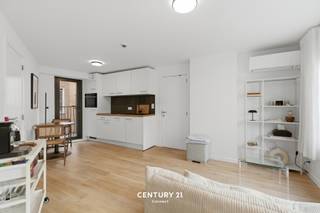 <span><strong>**Prachtige flat met terras aan het water te Leuven** - <span>LABEL A !!</span><br /><br /></strong></span>De Sint-Annastraat te Leuven is gelegen in een autoluwe zone en gekenmerkt als een gekasseide straat met karakter en grenzende aan de achterzijde van het gebouw aan het water, de Dijle. <br />Wie bieden u een prachtige flat (energetische renovatiejaar '23) met een bewoonbare oppervlakte van 39m² gelegen op een perceel van 40ca. Deze unit heeft een zeer ruime badkamer en een volledige geïnstalleerde keuken met eetplaats en living. De slaapkamer is afgesloten en is tevens ook grenzende aan het terras dewelke uitkijkt op het water. <br /><br /><span><strong>Graag meer informatie of meteen een bezoekje ter plaatse? Met plezier!! Contacteer onze Expert Investeringsvastgoed Jacky: jacky@connect-immo.be - 0495 53 46 49<br /></strong></span>