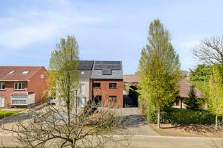 <p>Rustig, groen, kinderen die buiten spelen, buren die je kennen. Het gevoel klopt hier vanaf de eerste seconde.</p>
<p>De woning is halfopen, gebouwd in 2020 en sindsdien met zorg onderhouden. 233 m² bewoonbare oppervlakte op een perceel van 400 m². Vijf slaapkamers, twee badkamers, een aparte garage en een EPC-label A met een score van E9. Dat is geen toeval. Dat is de uitkomst van keuzes die bij de bouw zijn gemaakt, en die je elke maand terugziet op je rekening.</p>
<p>Je stapt de woning binnen via een ruime inkomhal met vestiaire en een apart gastentoilet. Geen krappe gang. Meteen ruimte, meteen licht. Zit- en eethoek lopen in elkaar over, grote ramen halen het licht naar binnen, en de open keuken sluit daar naadloos op aan. Natuurstenen werkblad, AEG-kookplaat, combi-oven, combi-stoomoven, inductie kookplaat met geïntegreerde dampkap en een vaatwasser. Via de schuifdeur in de living stap je zo de tuin in.</p>
<p>Op het gelijkvloers is ook een wasruimte met douche en lavabomeubel. Handig als je net van buiten komt, of gewoon als het huishouden draait op volle toeren.</p>
<p>De trap brengt je naar de eerste verdieping met drie slaapkamers. De masterbedroom is ruim en heeft een dressing ensuite. De badkamer op deze verdieping heeft een ligbad, een inloopdouche en een lavabomeubel met twee lavabo's. Er is ook een apart toilet op de verdieping.</p>
<p>Op de bovenverdieping zijn nog twee kamers: één als speelkamer, één als logeerkamer. Ruim genoeg om er iets zinvols van te maken. En dan is er ook nog een technische berging voor de ventilatie-unit en de cv-ketel.</p>
<p>De aparte garage van 37,5 m² ligt achteraan het perceel. Ruimte voor de wagen, ruimte voor opslag. De laadpaal voor de elektrische wagen staat hier, samen met de thuisbatterijen.</p>
<p>En dan komen we aan het stuk waar de meeste kopers even rechtop gaan zitten.</p>
<p>Deze woning heeft 22 zonnepanelen goed voor 6.710 Wp, thuisbatterijen met een bruikbare capaciteit van 14,1 kWh en een energiemanagementsysteem dat alles slim aan elkaar koppelt. Het totale netverbruik over de voorbije 365 dagen was 3.224 kWh. De laadpaal alleen al verbruikte in diezelfde periode 3.583 kWh. Dat wil zeggen dat de woning zelfs met een elektrische wagen aan het laden energieneutraal draait. Niet in theorie. Dat zijn de cijfers van Fluvius.</p>
<p>Daar bovenop: vloerverwarming door de volledige woning via een condenserende Bosch-gasketel, ventilatiesysteem D met warmteterugwinning, driedubbel HR-glas, een regenwateput van 7.500 liter aangesloten op beide toiletten, de wasmachine en de buitenkranen, een waterontharder en een alarmsysteem. Aluminium schrijnwerk met vliegenramen door de hele woning. EPC-label A, score E9, 14 kWh per m² per jaar.</p>
<p>Alles wat kopers nu écht zoeken, zit hier in één pakket.</p>
<p>De voor- en achtertuin zijn verzorgd aangelegd. De achtertuin heeft een noord-westoriëntatie, is volledig omheind en bereikbaar via een poort.</p>
<p>Wuustwezel is een rustige, landelijke gemeente in de Noorderkempen. Scholen, winkels en sportfaciliteiten liggen op een boogscheut. Via de E19 ben je vlot in Antwerpen. Het is het evenwicht dat mensen hier doet landen en blijven: groen en rustig wonen, zonder dat je ver van alles zit.</p>
<p>En dat speelveldje voor de deur. Dat is gewoon gratis!<br /><br />De instelprijs is € 620.000. <br />Bezoekmoment: zaterdag 18 april tussen 14u en 16u (na afspraak).<br />Voor meer info of een bezoek te plannen surf naar www.nachtegaaldreef14.be!</p>