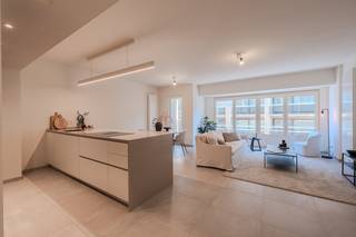 Découvrez cet appartement de 2 chambres entièrement rénové, situé au sixième étage de la résidence Kursaal à Ostende. Grâce à son emplacement idéal à proximité du centre-ville, vous bénéficiez d'une situation centrale et d'une grande facilité d'accès, avec des commerces, des restaurants, les transports en commun et la plage accessibles à pied. L'appartement allie confort de vie contemporain et agencement pratique. Dès l'entrée, vous découvrez un salon lumineux offrant un espace de vie agréable et une cuisine ouverte et moderne, parfaitement intégrée à l'ensemble. Les grandes baies vitrées laissent entrer une abondance de lumière naturelle et confèrent une impression d’espace. À l’arrière se trouvent deux chambres à coucher spacieuses et une salle de bains soignée, idéales aussi bien pour une résidence principale que pour une résidence secondaire en bord de mer. Grâce à ses finitions récentes, l’appartement est entièrement prêt à emménager.  Vous recherchez un appartement récemment rénové et situé au cœur d’Ostende ? Alors cet appartement de la résidence Kursaal vaut vraiment le détour.<br /> 